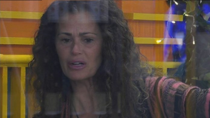 Le lacrime di Samantha De Grenet al Grande Fratello Vip dopo la lite con Stefania Orlando. Alla fine arriva la tregua | Video Mediaset Samantha in lacrime