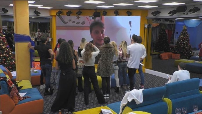 GF Vip: Stefania Orlando riceve gli auguri speciali dal marito Simone, una canzone solo per lei | Video Mediaset Simone per Stefania