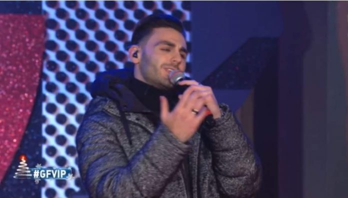 Alberto Urso ospite musicale nella Casa del Grande Fratello Vip e duetto con Arisa | Video Mediaset Alberto Urso