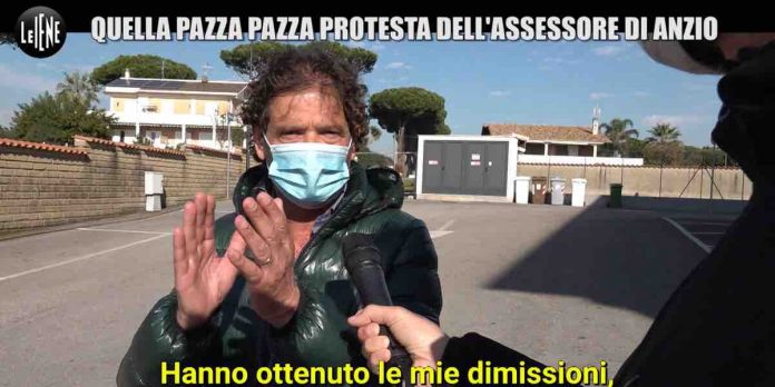 Le Iene e la protesta di Ranucci, assessore del comune di Anzio: il servizio di Filippo Roma | Video Mediaset Le Iene la protesta di Ranucci