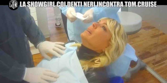 Scherzo Matilde Brandi a Le Iene: un sorriso a “denti neri” per Tom Cruise | Video Mediaset scherzo Matilde Brandi a Le Iene
