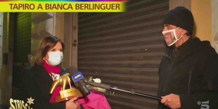 Striscia la Notizia, la consegna del tapiro d’oro a Bianca Berlinguer | Video Mediaset tapiro d'oro a Bianca Berlinguer a Striscia La Notizia