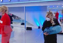 Scontro Tina e Gemma a colpi di bottiglie d’acqua a Uomini e Donne | Video Witty Tv Tina e Gemma: scontri d'acqua a Uomini e Donne