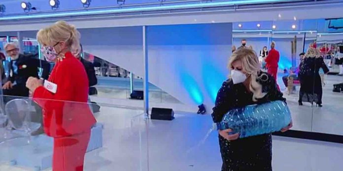 Scontro Tina e Gemma a colpi di bottiglie d’acqua a Uomini e Donne | Video Witty Tv Tina e Gemma: scontri d'acqua a Uomini e Donne