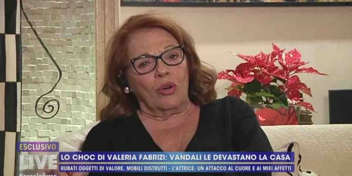 Valeria Fabrizi sotto choc a Live Non è la D’Urso: “ladri in casa. Mi hanno sfasciato anche i mobili” | Video Mediaset Valeria Fabrizi a Live Non è la D'Urso