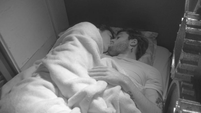 Giulia Salemi e Pierpaolo Petrelli notte di fuoco, sotto le lenzuola. La regia li censura | Video Mediaset giulia e pierpaolo