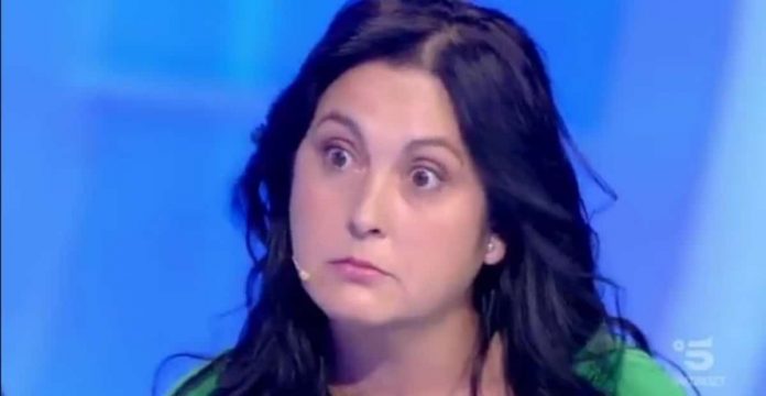 C’è Posta per te 2021, Chiara rifiuta la madre e i fratelli e chiude la busta dopo la rivelazione di Maria | Video Witty Tv C'è Posta per te Chiara