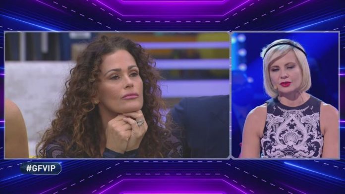 La resa dei conti tra Samantha de Grenet e Antonella Elia al GF Vip. Signorini chiede scusa | Video Mediaset De Grenet - Elia
