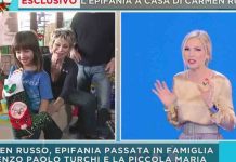 Mattino 5, la Befana a casa di Carmen Russo ed Enzo Paolo Turchi | Video Mediaset Carmen Russo Befana a Mattino 5