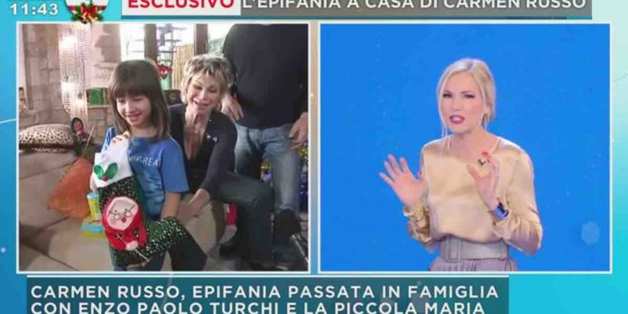 Mattino 5, la Befana a casa di Carmen Russo ed Enzo Paolo Turchi | Video Mediaset Carmen Russo Befana a Mattino 5