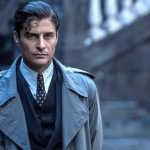 Ascolti tv lunedì 17 novembre 2025: Il Commissario Ricciardi 3 (22.2%), Grande Fratello (14.6%), Affari Tuoi (22.8%), La Ruota della Fortuna (26.4%) | Dati Auditel il commissario ricciardi, in foto Lino Guanciale