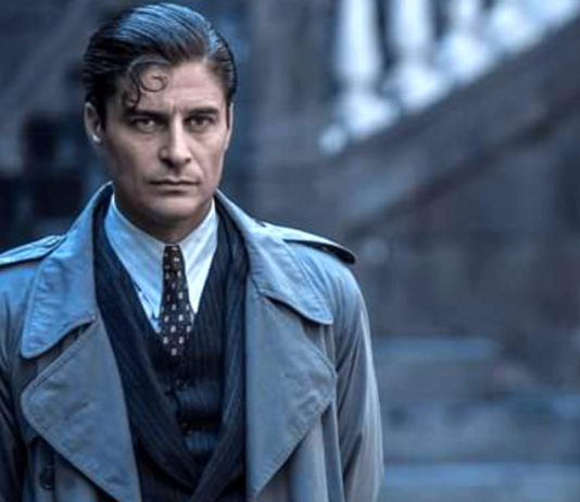 Ascolti tv lunedì 17 novembre 2025: Il Commissario Ricciardi 3 (22.2%), Grande Fratello (14.6%), Affari Tuoi (22.8%), La Ruota della Fortuna (26.4%) | Dati Auditel il commissario ricciardi, in foto Lino Guanciale