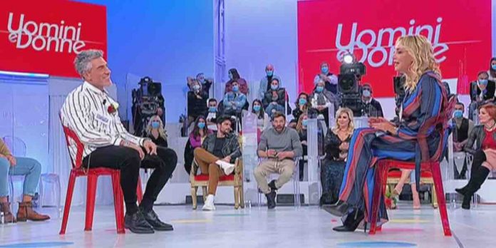 Uomini e Donne, Maria e Gianluca e “il bacio irruento”: ecco cosa è successo | Video Witty Tv Maria e Gianluca a Uomini e Donne