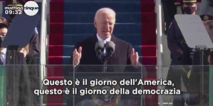 Mattino 5, la caduta di Biden mentre sale le scalette dell’aereo | Video Mediaset Joe Biden Presidente America
