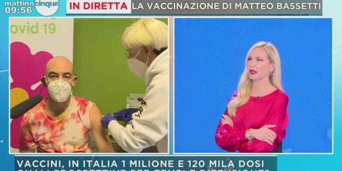Mattino 5, vaccino anti Covid-19 in diretta e le parole dell’infettivologo Matteo Bassetti | Video Mediaset Mattino 5, vaccino covid