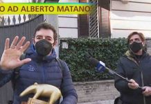 Striscia La Notizia, consegna del tapiro d’oro ad Alberto Matano | Video Mediaset tapiro ad Alberto Matano a Striscia la notizia
