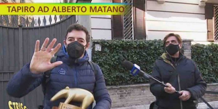 Striscia La Notizia, consegna del tapiro d’oro ad Alberto Matano | Video Mediaset tapiro ad Alberto Matano a Striscia la notizia