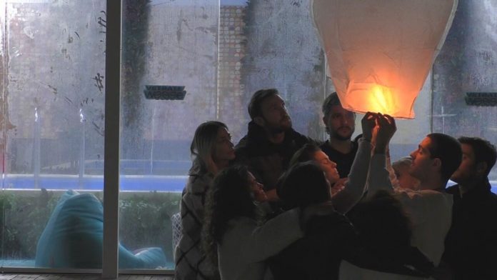 Dayane Mello dice addio al fratello Lucas con i gieffini lanciando in cielo una lanterna | Video Mediaset addio lucas