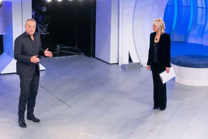 Claudio Amendola a C’è Posta per te 2021 per Giuseppe e Sara | Video Witty Tv Claudio Amendola a C'è Posta per te