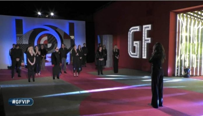 Il saluto degli ex gieffini a Dayane Mello per la morte del fratello, davanti la Porta Rossa del GF Vip 2021 | Video Mediaset Il saluto degli ex gieffini a Dayane