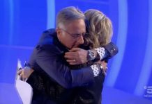 Paolo Bonolis show a C’è Posta per Te: regala una crociera e abbraccia Maria De Filippi Paolo Bonolis Show