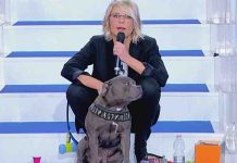 Uomini e Donne, l’arrivo di Saki e la caramella a metà con Maria De Filippi | Video Witty Tv Maria De Filippi e Saki