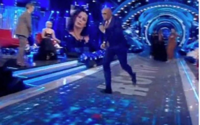 GF Vip, Topo in studio? Signorini scappa, ma è uno scherzo di Malgioglio | Video Mediaset Alfonso signorini Scappa dallo studio del Gf Vip per un topo finto
