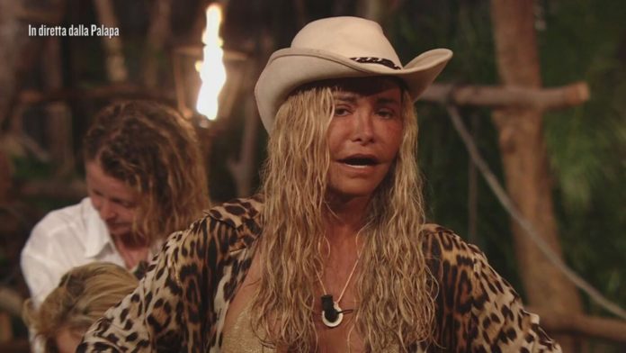 Isola dei Famosi 2021: il bacio di Giuda di Vera Gemma è per Francesca Lodo | Video Mediaset Bacio di giuda