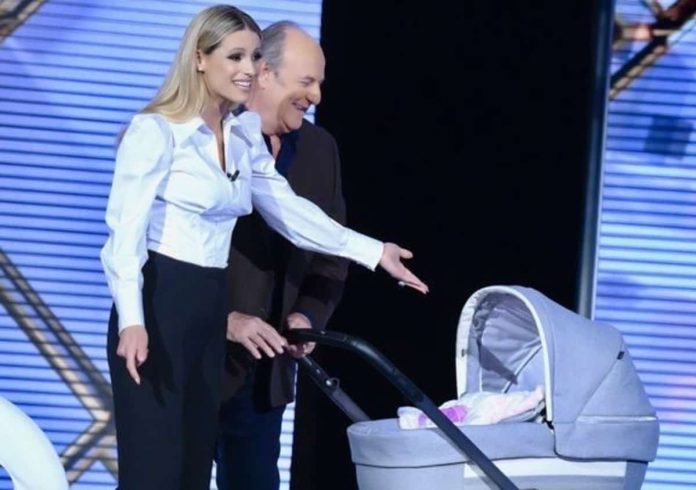 Gerry Scotti e Michelle Hunziker a Verissimo: il ritorno a Striscia la Notizia | Video Mediaset Gerry Scotti e Michelle Hunziker a Verissimo