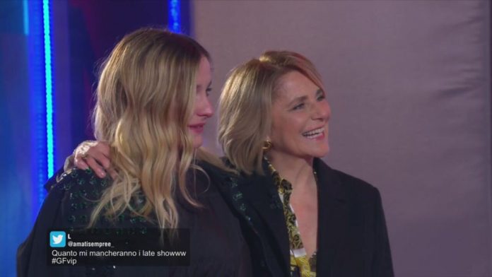 Finale GF Vip 2021, Tommaso Zorzi riabbraccia le donne della sua vita: la mamma e la sorella Gaia | Video Mediaset Mamma e sorella Zorzi