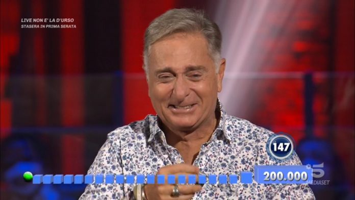 Avanti un altro oggi: Milena Bocci e la Pecora, Bonolis scoppia a ridere (Video Mediaset) Paolo Bonolis scoppia a ridere ad Avanti un Altro