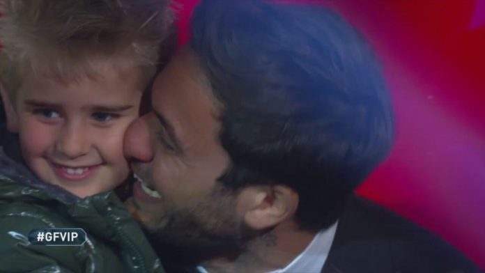 Finale GF Vip 2021: Pierpaolo Pretelli riabbraccia il figlio Leonardo nella diretta di canale 5 | Video Mediaset Pretelli e il figlio