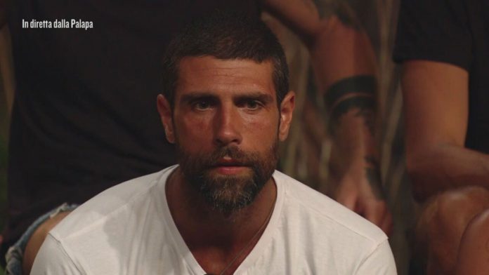 Isola dei Famosi 2021: scontro tra Gilles Rocca e Daniela Martani, che scoppia in lacrime | Video Mediaset Rocca