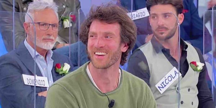 Uomini e Donne, la presentazione di Damiano, ma Tina lo avvisa: “ti piacerebbe una donna più grande di te?” | Video Witty Tv Damiano a Uomini e Donne