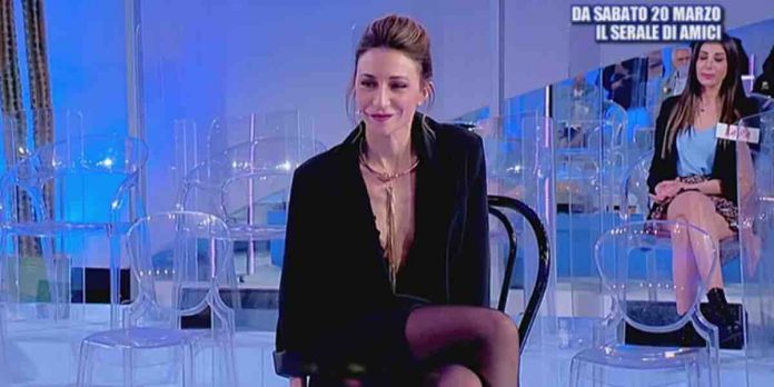 Uomini e Donne, la sfilata di Elisabetta bocciata da Tina | Video Witty Tv Elisabetta sfilata a Uomini e Donne