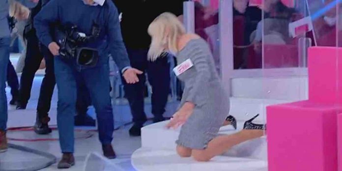 Gemma Galgani cade in studio ad Uomini e donne: insanguinata, la reazione di Maria De Filippi | Video Witty TV gemma caduta a uomini e donne