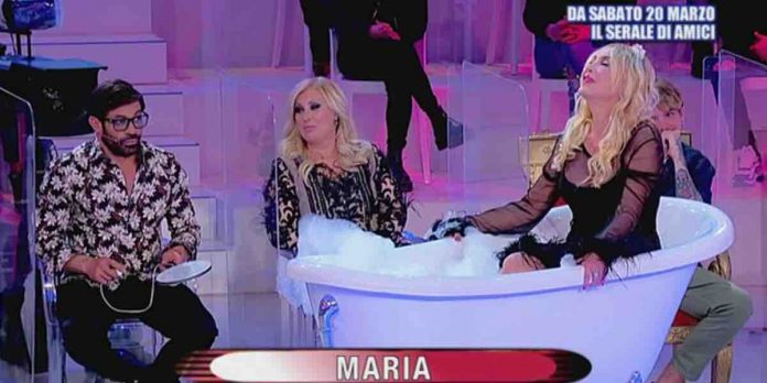 Uomini e Donne, la sfilata di Maria convince Tina “10, sei stata molto di classe” | Video Witty Tv Maria, la sfilata a Uomini e Donne