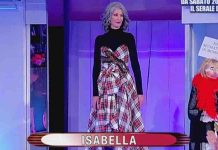 Uomini e Donne, la sfilata di Isabella e Patrizia: non convincono né il parterre maschile né Tina e Gianni | Video Witty Tv Uomini e Donne sfilata Isabella