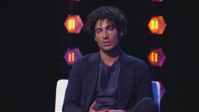 Isola dei Famosi 2021, Akash Kumar in studio: è scontro con Tommaso Zorzi | Video Mediaset Akash in studio