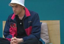 Amici 20, Aka7even regala il disco d’oro: la svolta | VIDEO Amici 20, Aka7even diventa disco d'oro le parole che commuovono