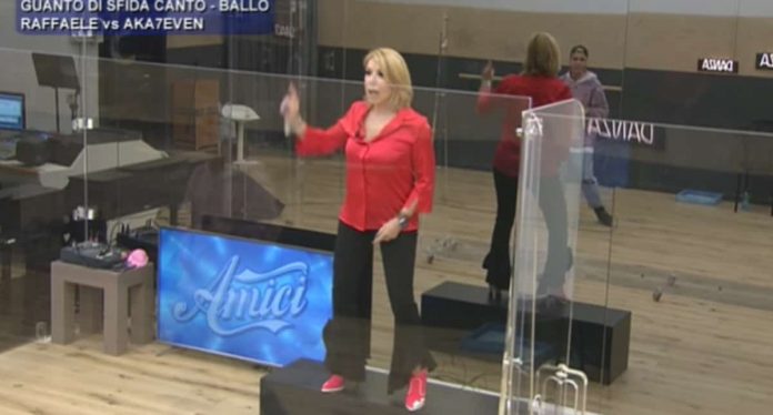 Amici 2021: Anna Pettinelli balla sul cubo per Aka | Video Witty Tv Amici 2021 Anna Pettinelli balla
