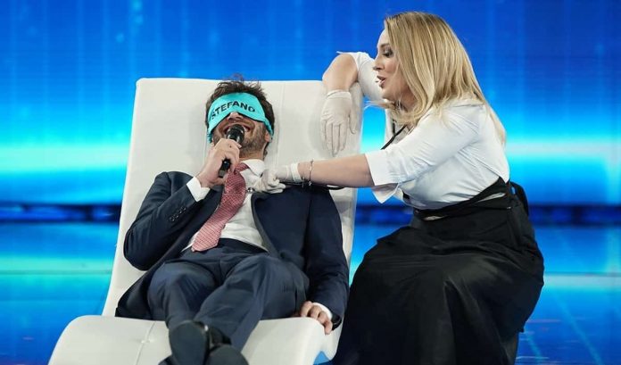 Amici 2021 Francesca Manzini apprezza il lato B di Stefano De Martino | Video Witty Tv Amici 2021 Francesca Manzini