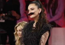 Arisa si presenta con i baffi ad Amici 2021: Rudy Zerbi, “Mi fai sesso!” | Video Witty Tv Lorella Cuccarini e Arisa