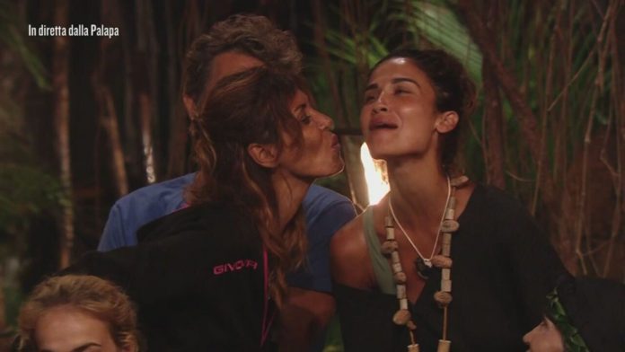 Isola dei Famosi 2021: Il “Bacio di Giuda” di Daniela Martani è Francesca Lodo | Video Mediaset Bacio di Giuda