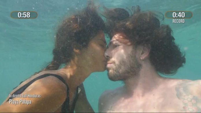 Isola dei Famosi 2021: Ignazio Moser accetta la prova del Bacio in apnea | Video Mediaset Bacio in apnea