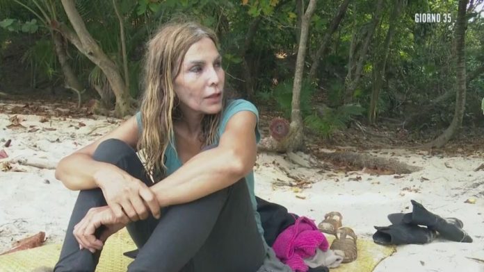 Isola dei Famosi 2021: il gruppo contro Fariba Tehrani. E’ lite tra i naufraghi | Video Mediaset Fariba sola contro tutti