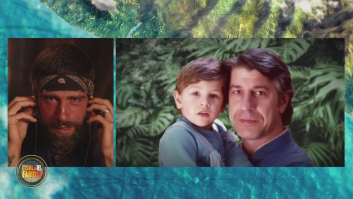 Isola dei Famosi 2021: Gilles Rocca e il video messaggio del padre che lo fa commuovere | Video Mediaset Video messaggio del padre a Gilles