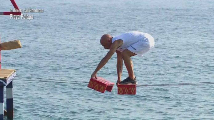 Isola dei Famosi 2021, prova Leader: vince Roberto Ciufoli contro Valentina Persia | Video Mediaset Leader Roberto Ciufoli