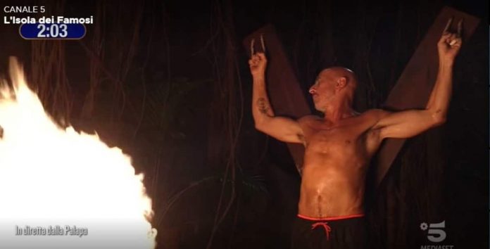 Isola dei Famosi 2021: prova Leader con il fuoco, vince Roberto Ciufoli | Video Mediaset Prova leader vince Ciufoli