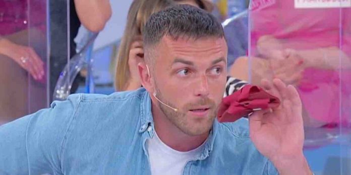 Uomini e Donne, Bohdan non bacia Samantha: Gianni e Alessio: “non ti piace!” | Video Witty Tv Bohdan a Uomini e Donne